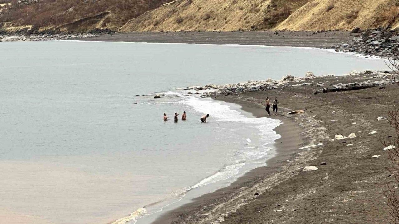 Bitlis’te bir yanda kar esareti, bir yanda su keyfi
