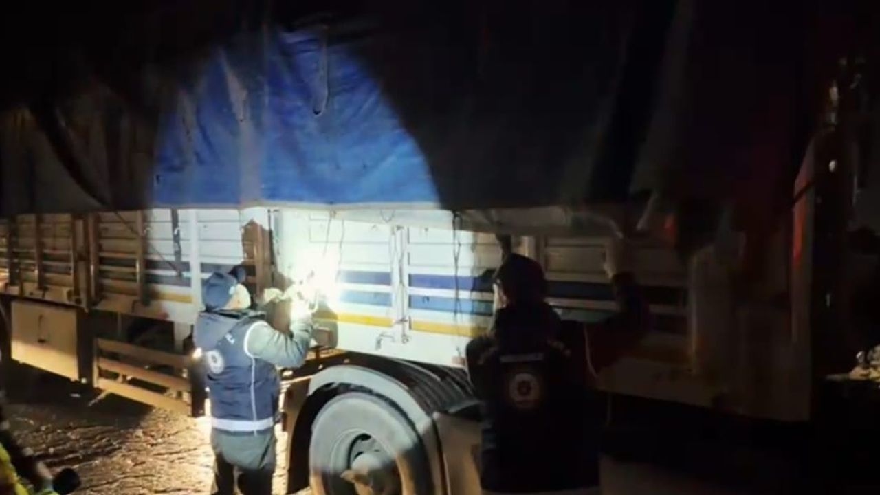 Bitlis’te tır dorsesinde 31 göçmen yakalandı