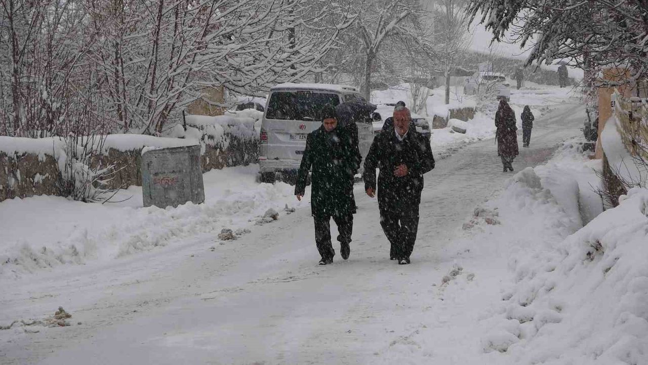 Bitlis'te yağan kar 180 köy yolunu ulaşıma kapattı
