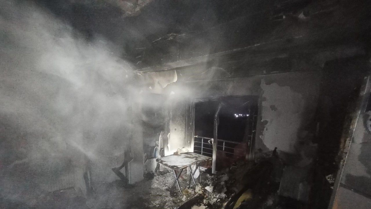 Elektrik kontağından çıkan yangında alevlere teslim olan ev kullanılmaz hale geldi