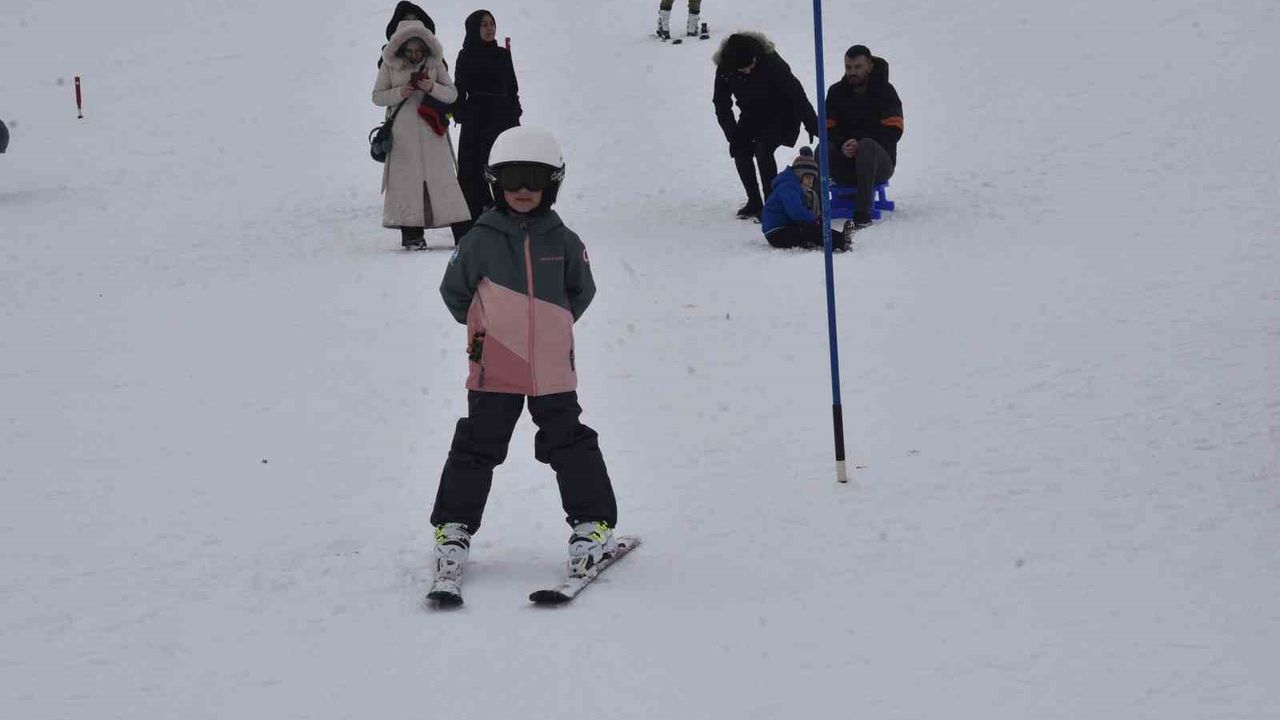 Bitlis'te çocuklar karne tatilinde kayak öğreniyor