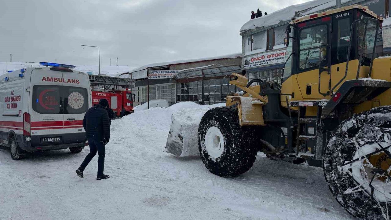 Bitlis'te karın ağırlığına dayanamayan çatı çöktü: 1 yaralı