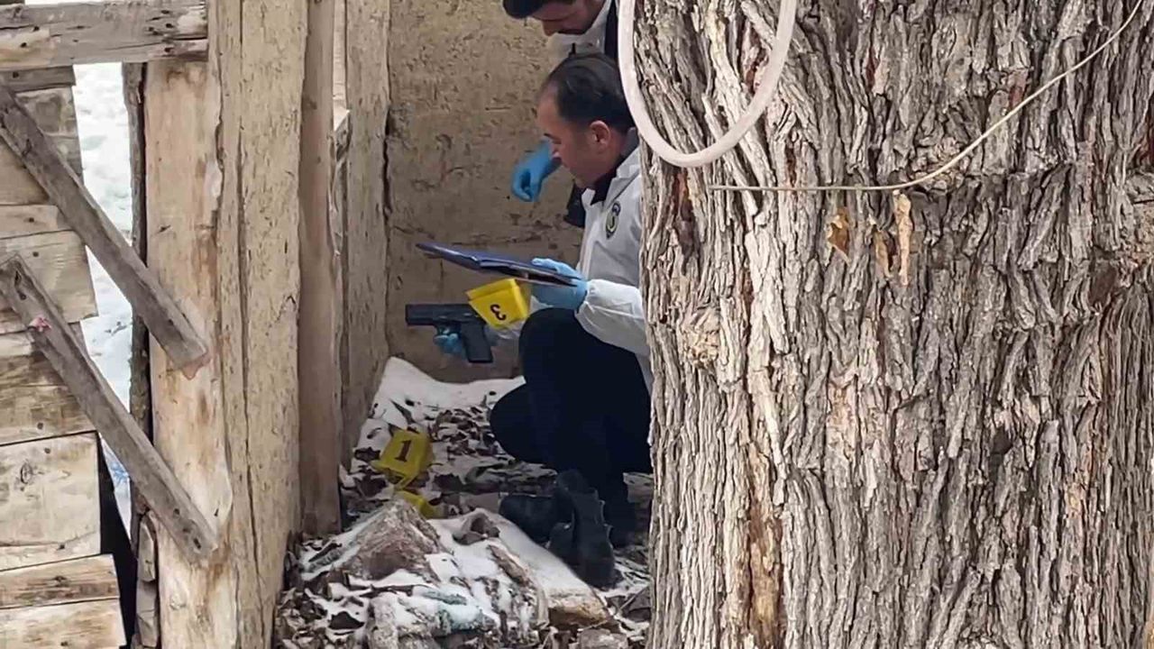 Karaman'da polisten kaçarken metruk eve tabanca atan 2 şüpheli yakalandı