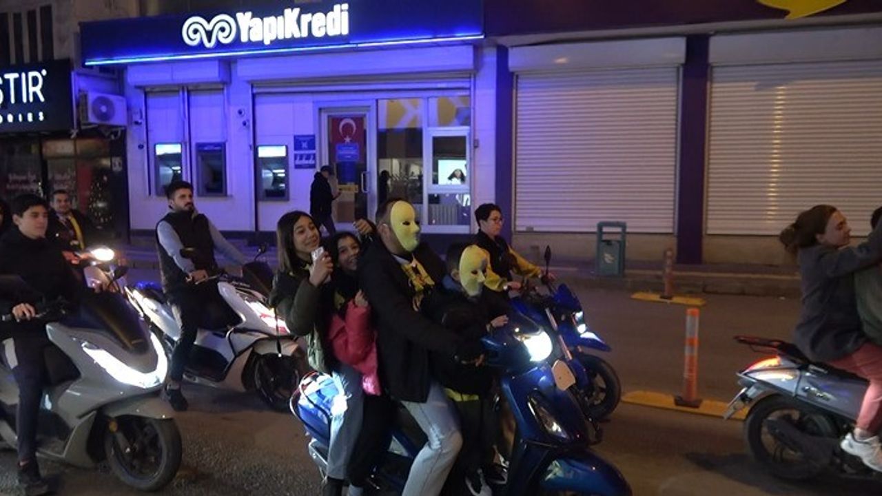 Süper Kupa zaferini Kilis'te motosikletlerle şehir turu atarak kutladılar