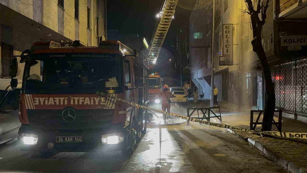 Bağcılar'da 4. kattaki iş yerinde yangın çıktı