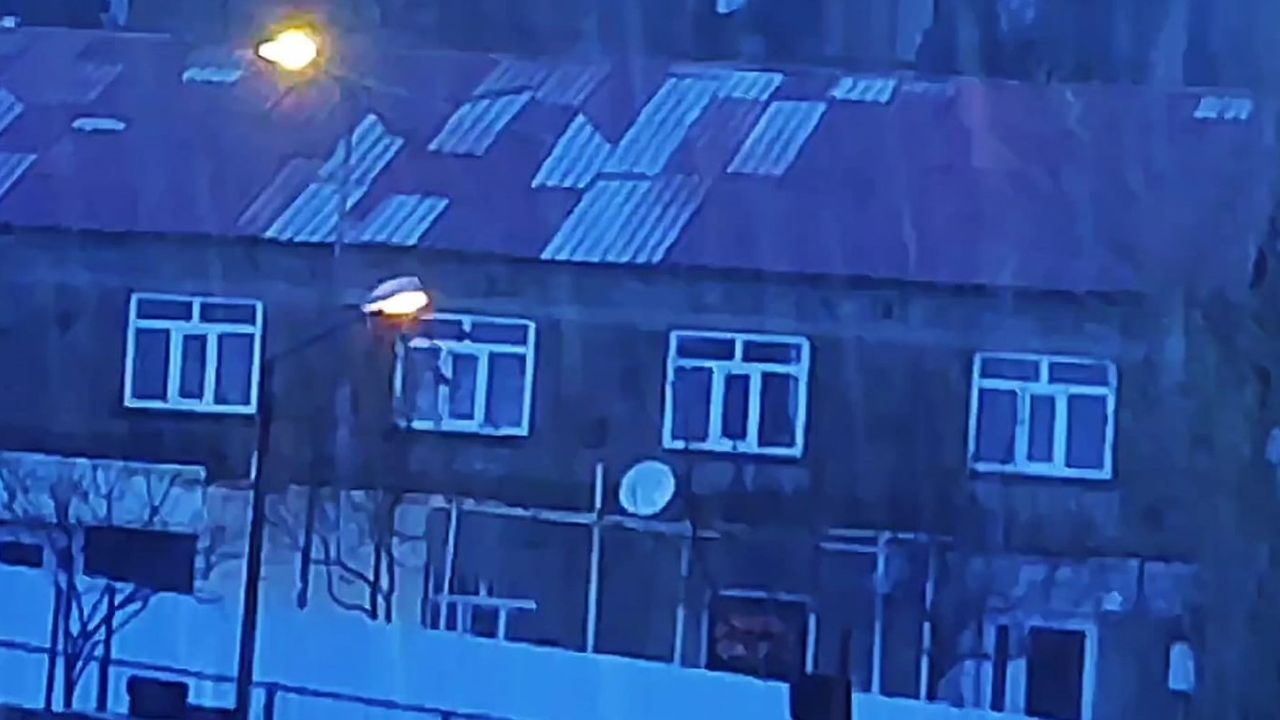 Bitlis'te çakan şimşekler geceyi gündüze çevirdi