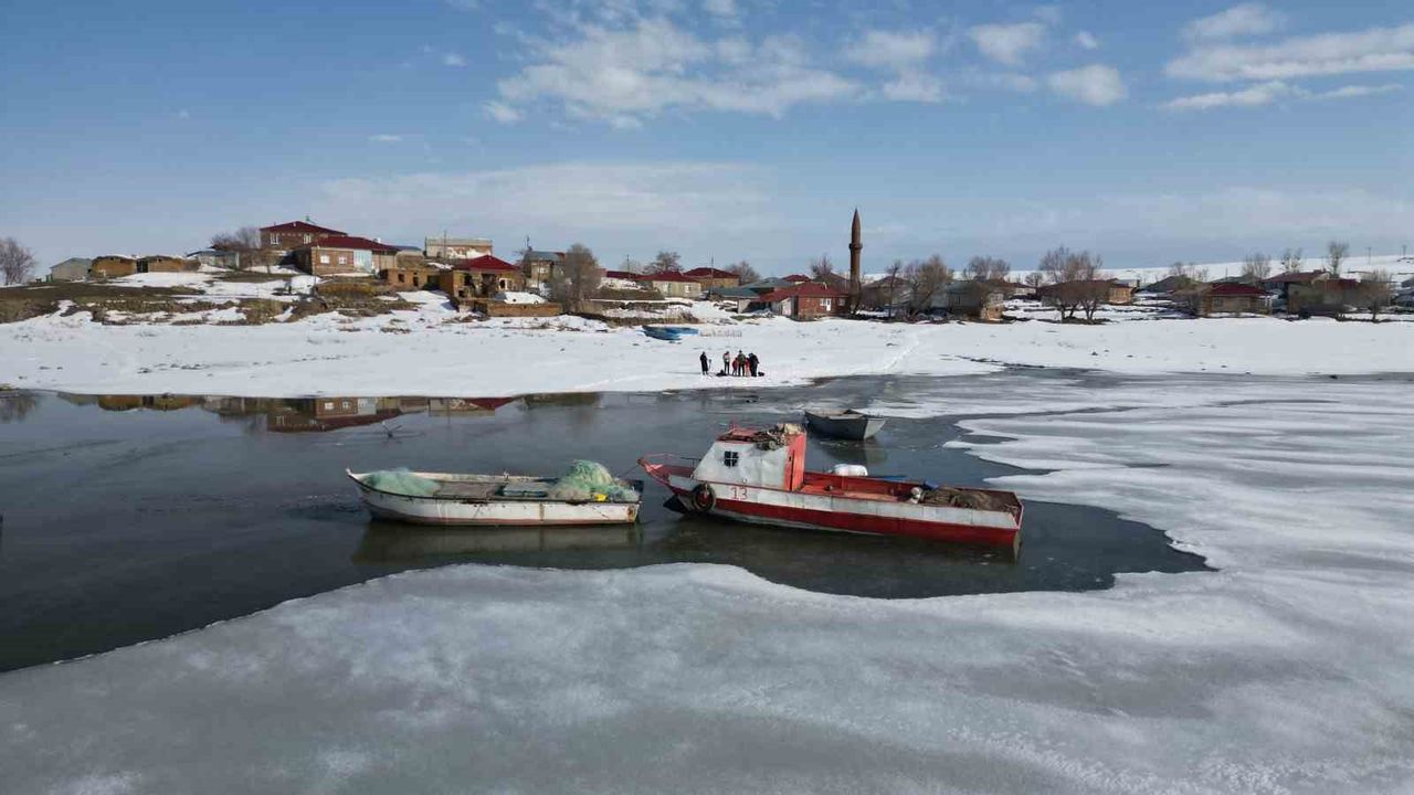 Bitlis'te donan göller erken ısınmayla çözülmeye başladı
