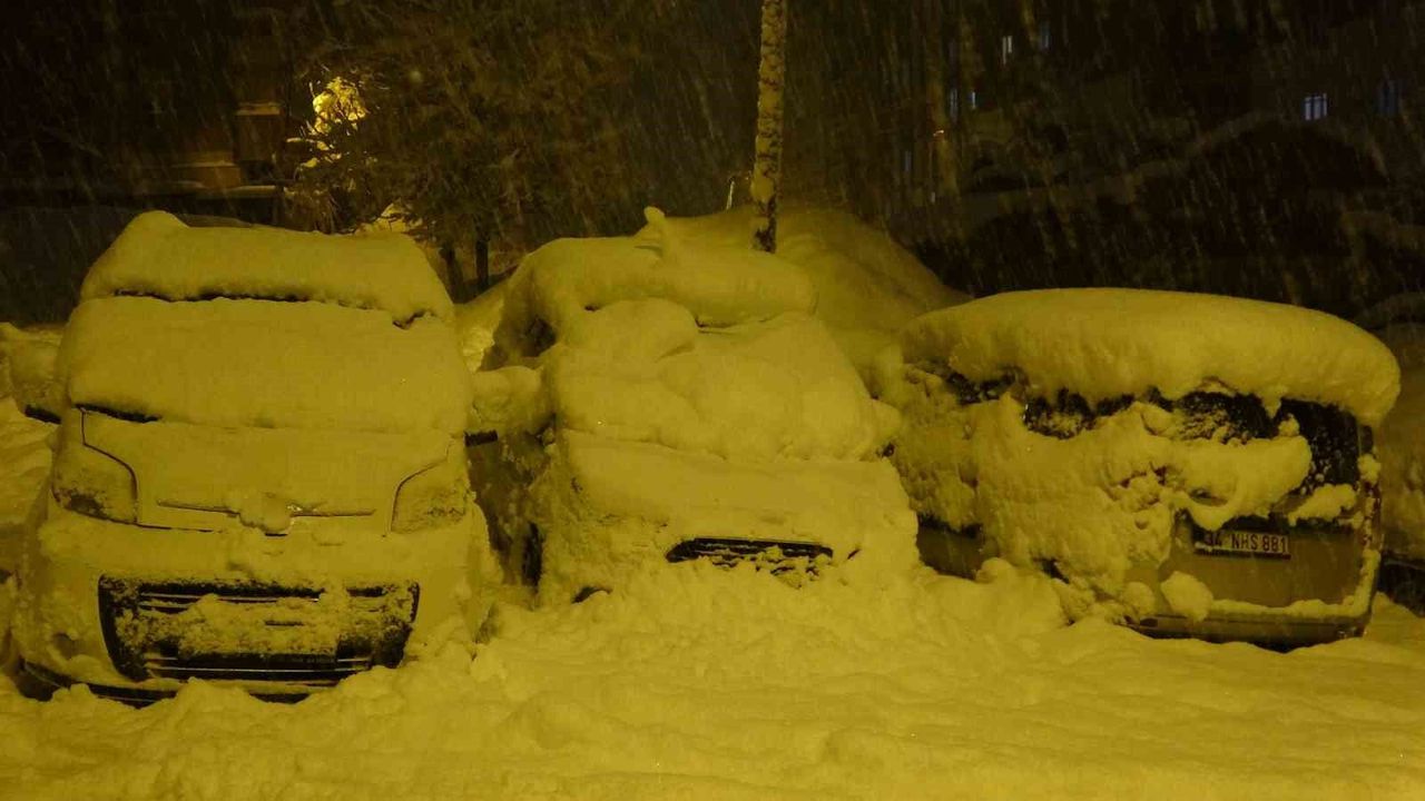 Bitlis'te kent merkezi beyaza büründü