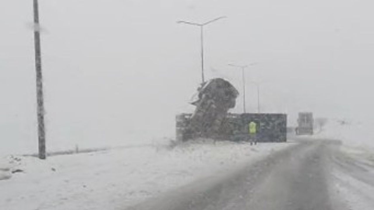 Bitlis'te kontrolden çıkan tır yan yattı