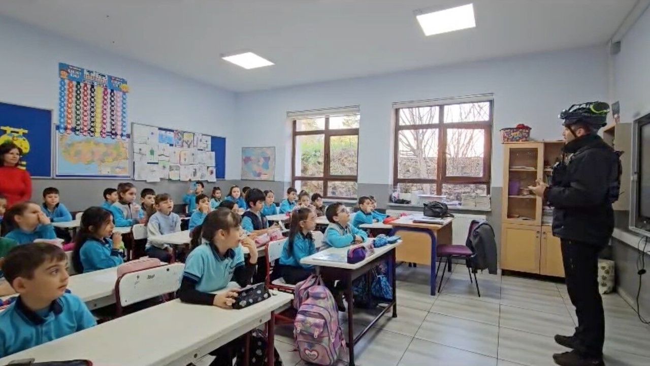 Arama kurtarma köpeği Tipo, öğrencilerin gözdesi oldu