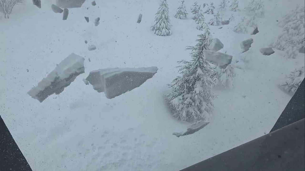 Bitlis'te çatılardaki kar tehlikesi devam ediyor