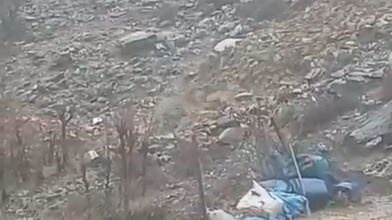 Bitlis'te heyelan köy yolunu kapattı