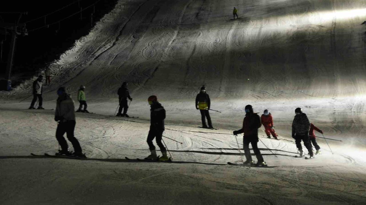 Bitlis'te iftar sonrası kayak keyfi