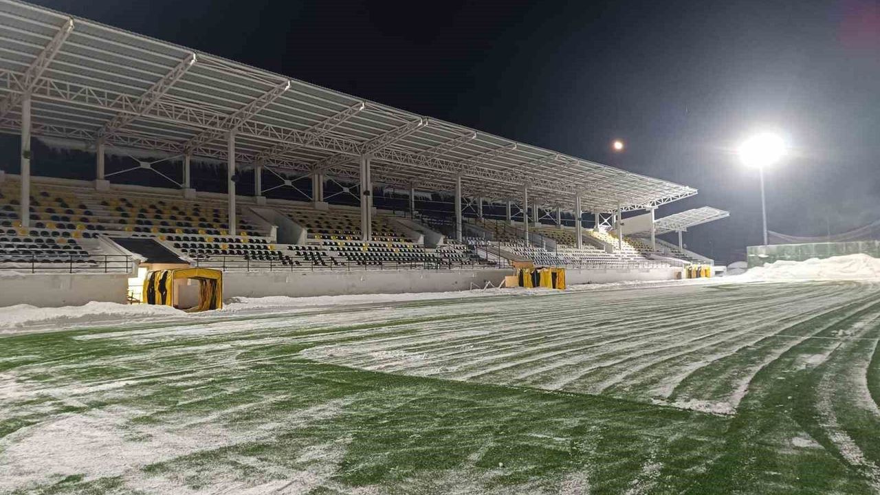 Bitlis'te karla kaplı stat temizlendi