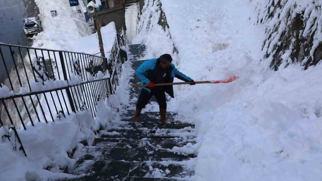 Bitlis'te karla mücadele çalışmaları aralıksız sürdürüyor