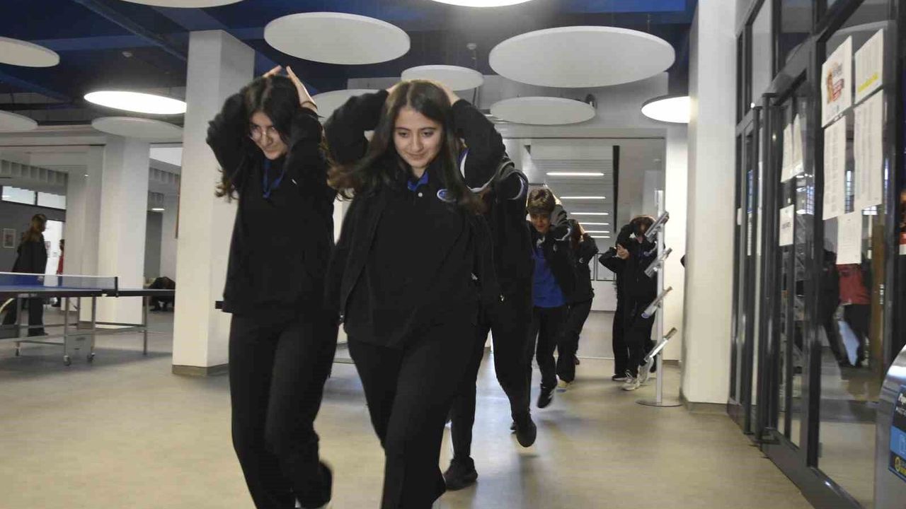 Bitlis'teki okullarda deprem tatbikatı yapıldı