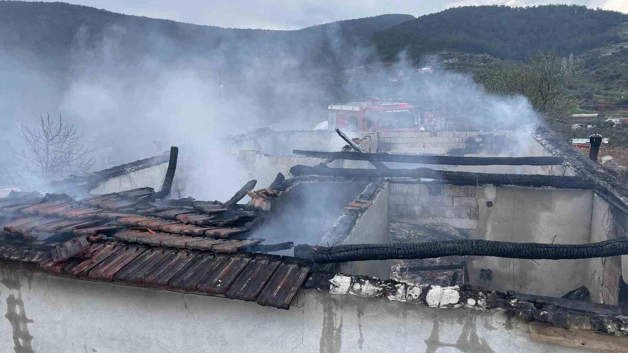 Yatağan'daki yangında bir ev küle döndü