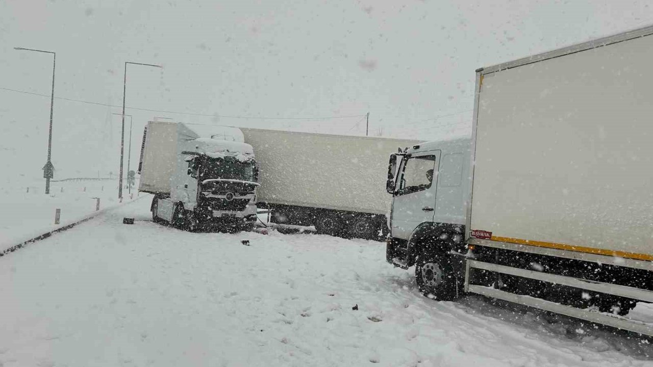Bitlis'te 4 tır ve 2 otomobil çarpıştı: 5 yaralı
