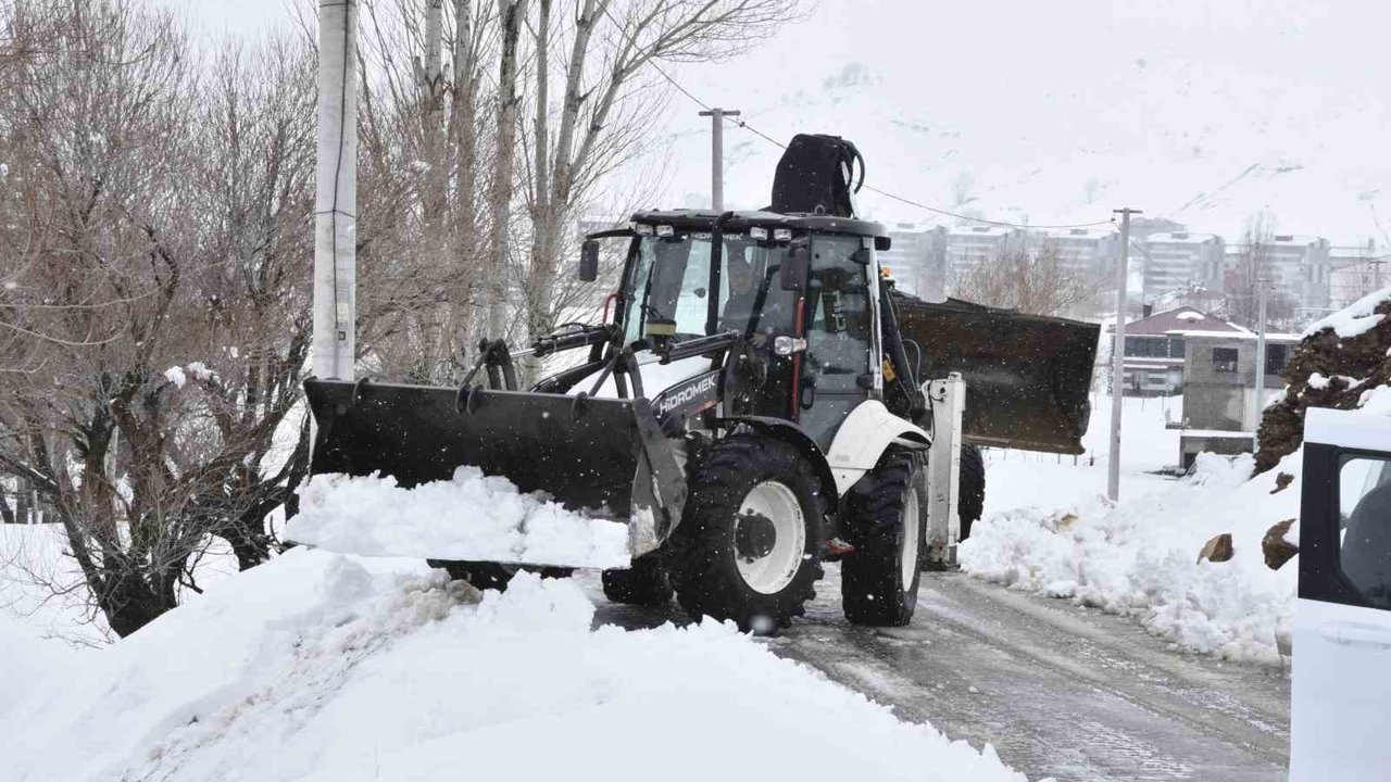 Bitlis'te Nisan ortasında kar mesaisi devam ediyor