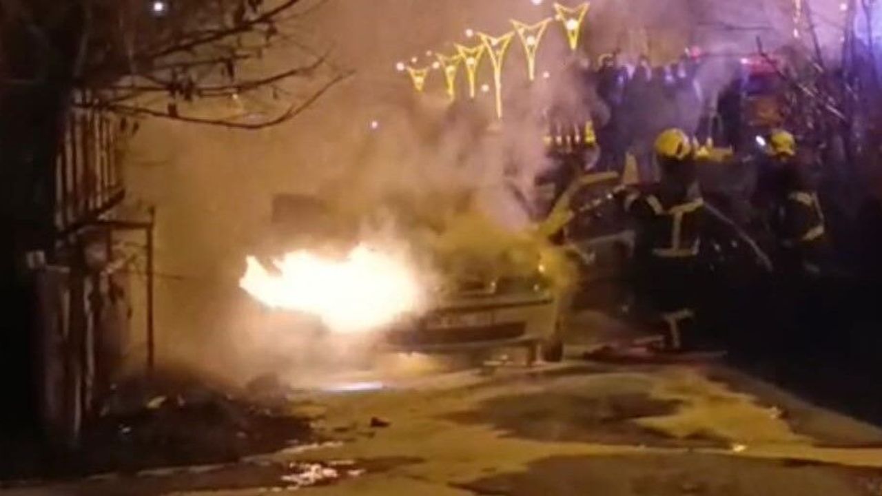 Bitlis'te seyir halindeki araç alev aldı