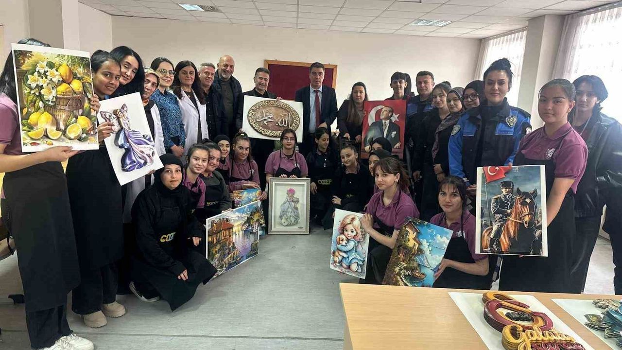 Polisten öğrencilere destek: Kâğıt rölyef kursu ziyaret edildi