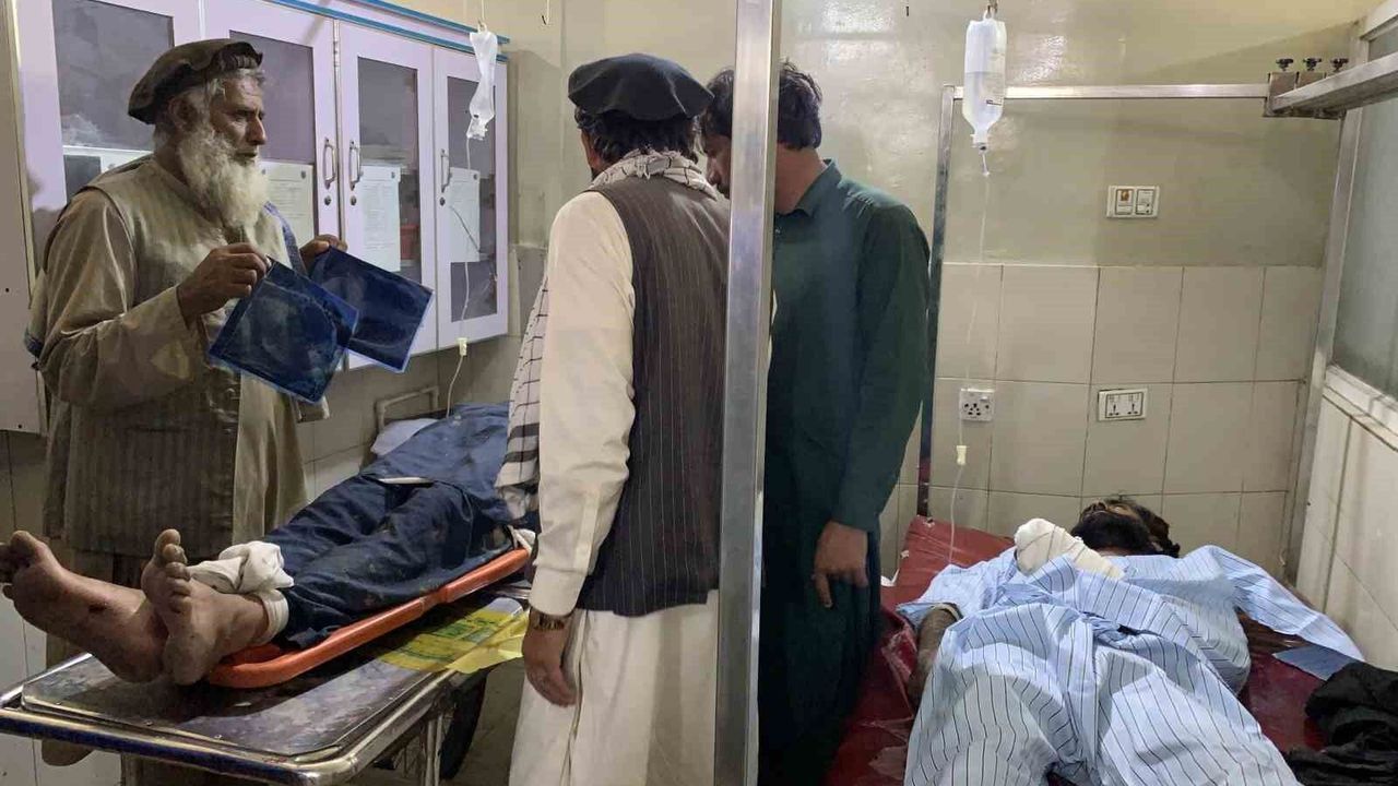 Afganistan'da mültecileri taşıyan kamyon devrildi: 22 ölü, 36 yaralı