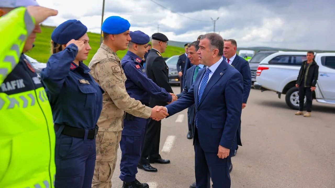 Bayburt'ta bayram görevindeki güvenlik personeliyle bayramlaşıldı