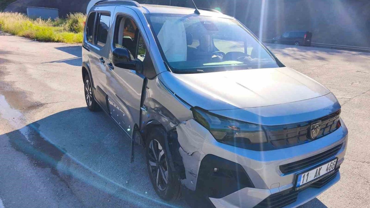 Bilecik'te iki otomobil çarpıştı: 4 yaralı