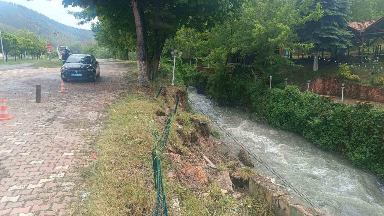 Bilecik'te istinat duvarı çöktü, toprak kayması meydana geldi
