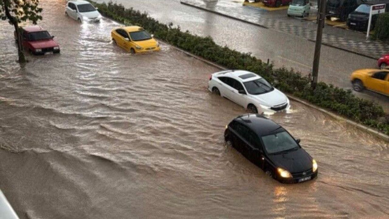 Bozüyük'te sağanak yağış hayatı olumsuz etkiledi
