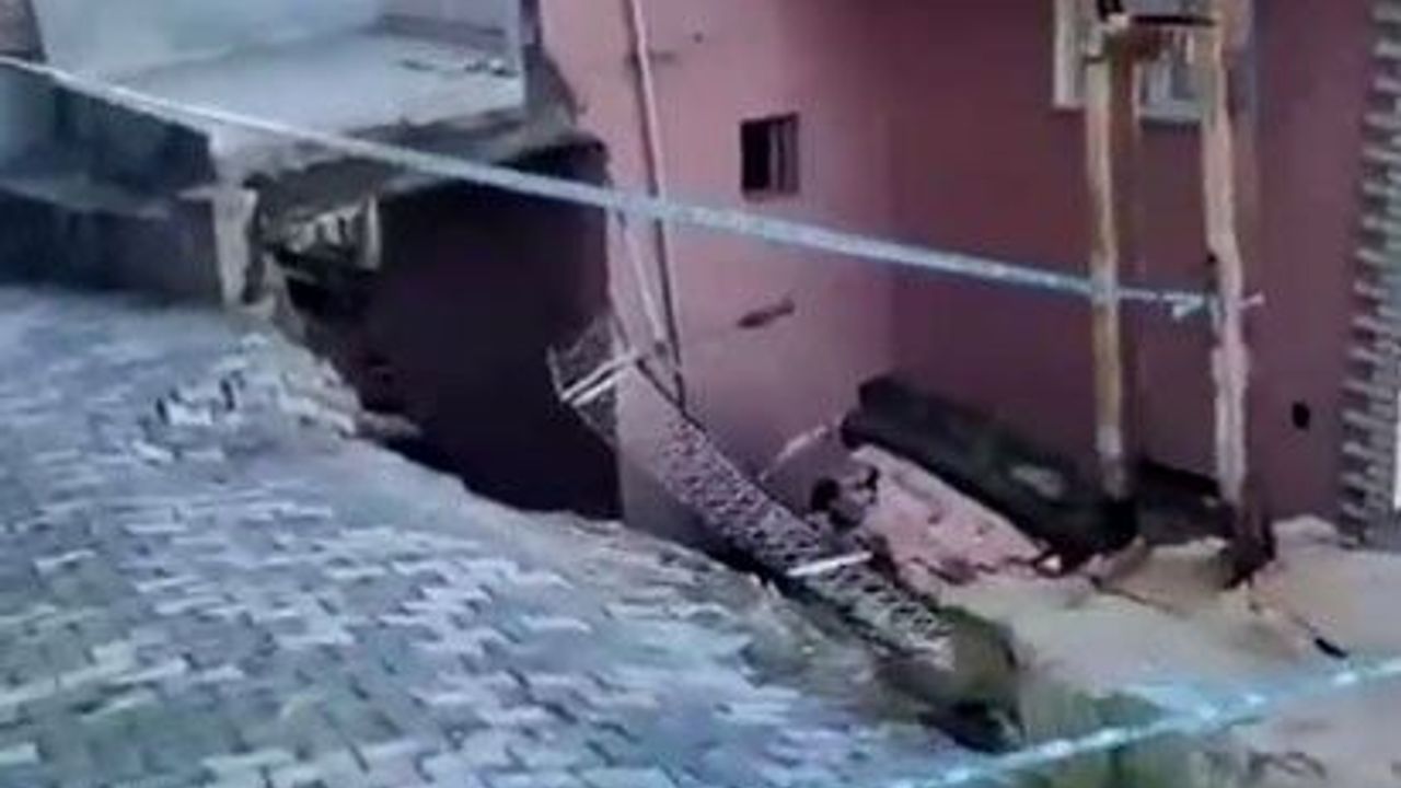Çöken istinat duvarı binada hasar oluşturdu