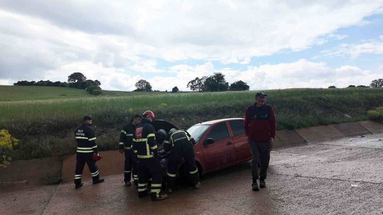 Gediz'de otomobil yoldan çıktı: 4 yaralı