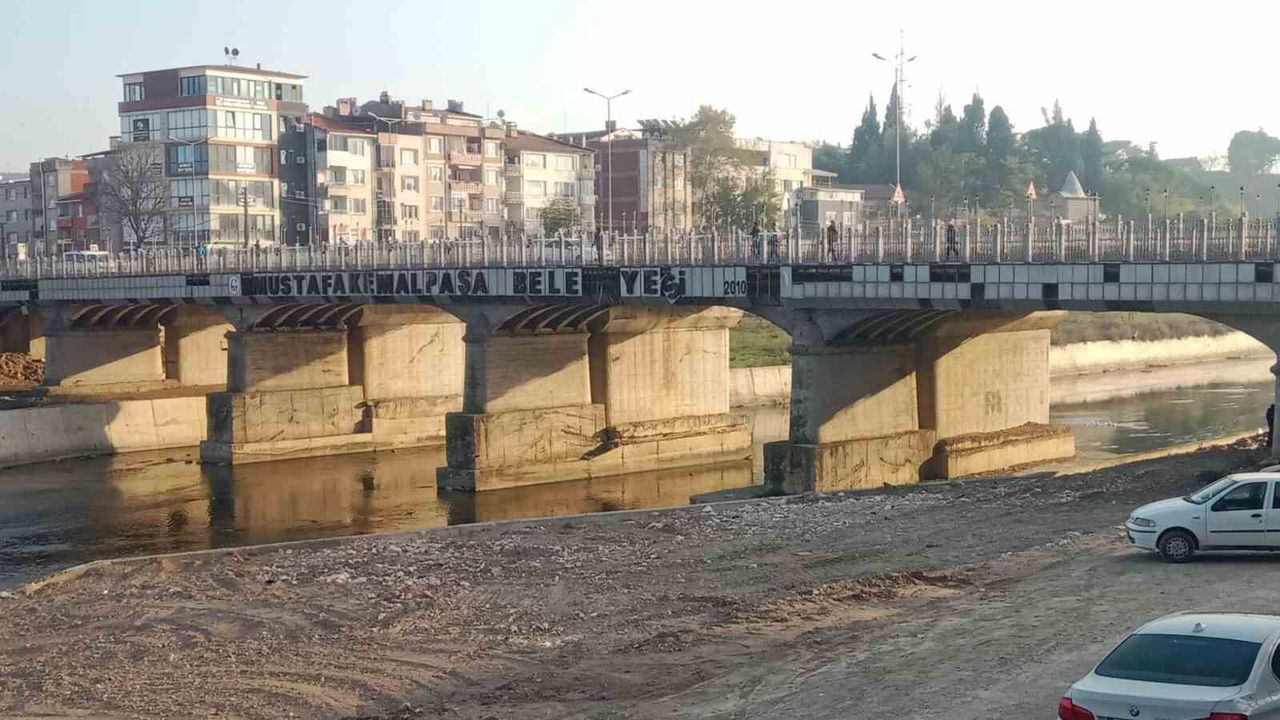 Köprüdeki dökülmüş yazı Mustafakemalpaşa'da bakımsızlığın sembolü oldu