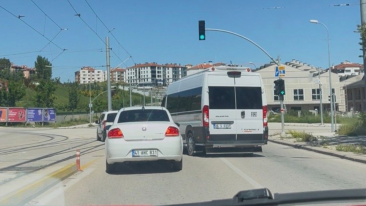 Servis aracını otomobilin üzerine böyle sürdü