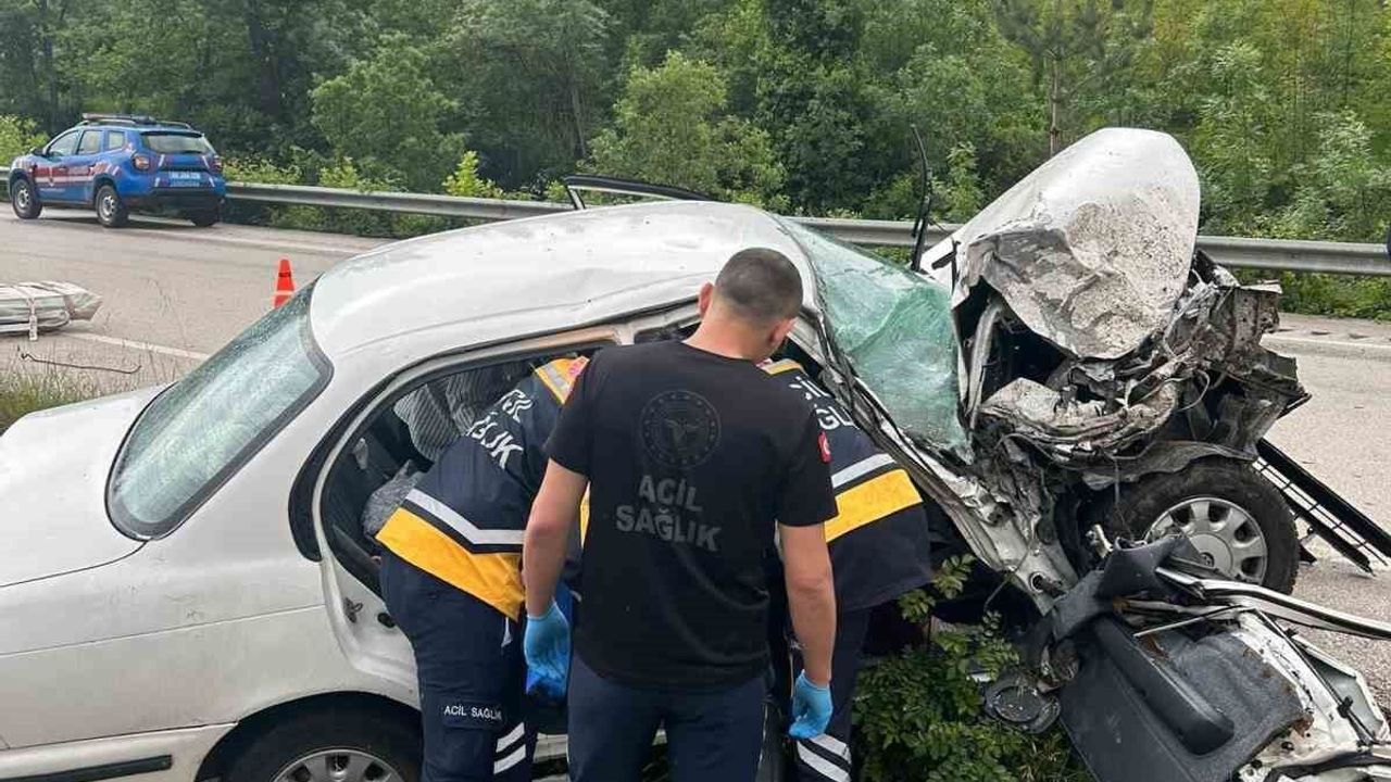 Tokat'ta kazada hurdaya dönen otomobildeki 5 kişi yaralandı