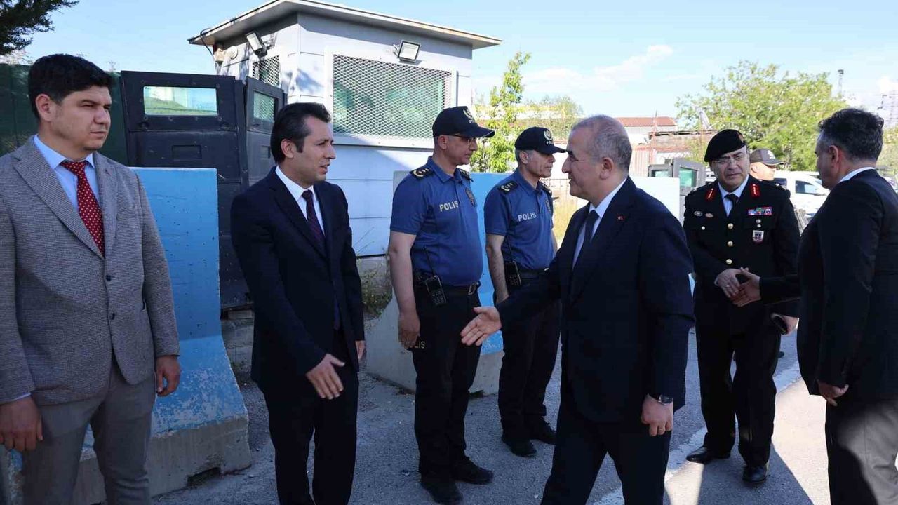 Vali Hatipoğlu, görevi başındaki personellerle bayramlaştı