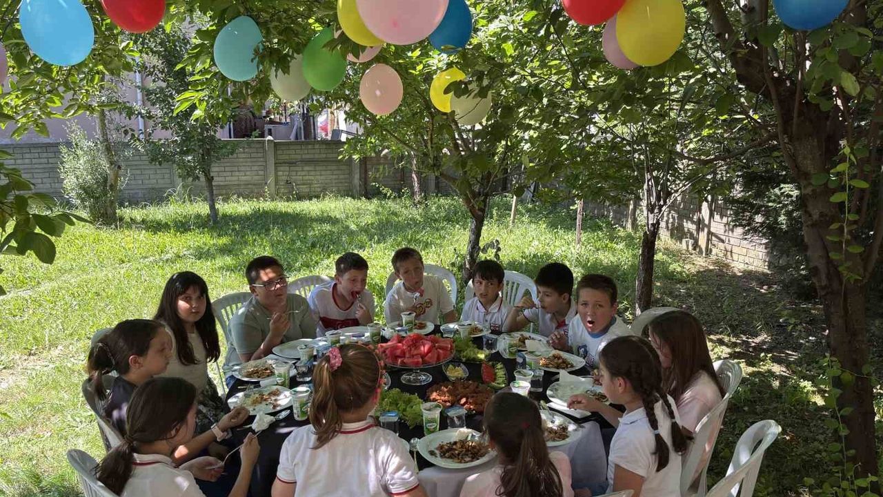 3 yıldır öğrencilere bahçesini açan çift, bu yıl da geleneği