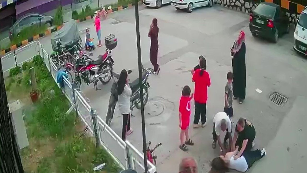 Adana'da 12. kattan düşen kız çocuğu hayata tutund