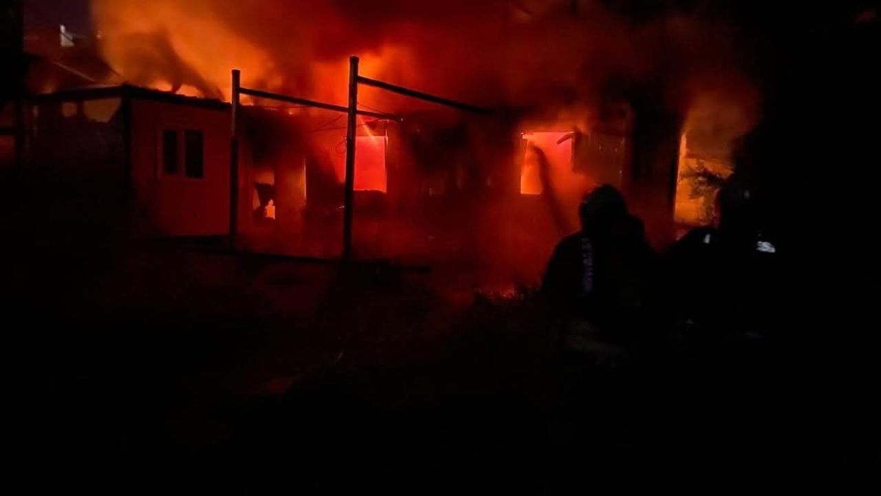 Alevlere teslim olan konteyner kullanılamaz hale geldi