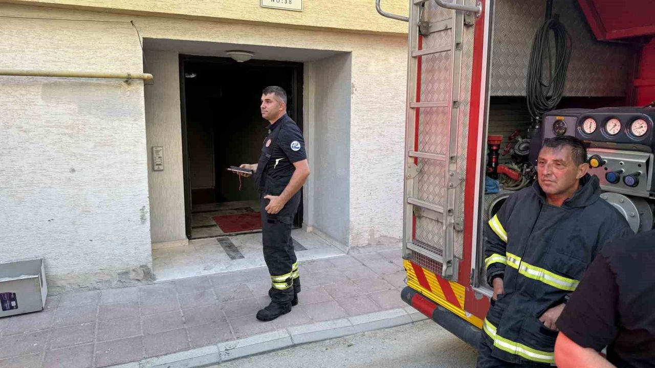 Apartman girişinde çıkan yangında 2 kişi dumandan etkilendi