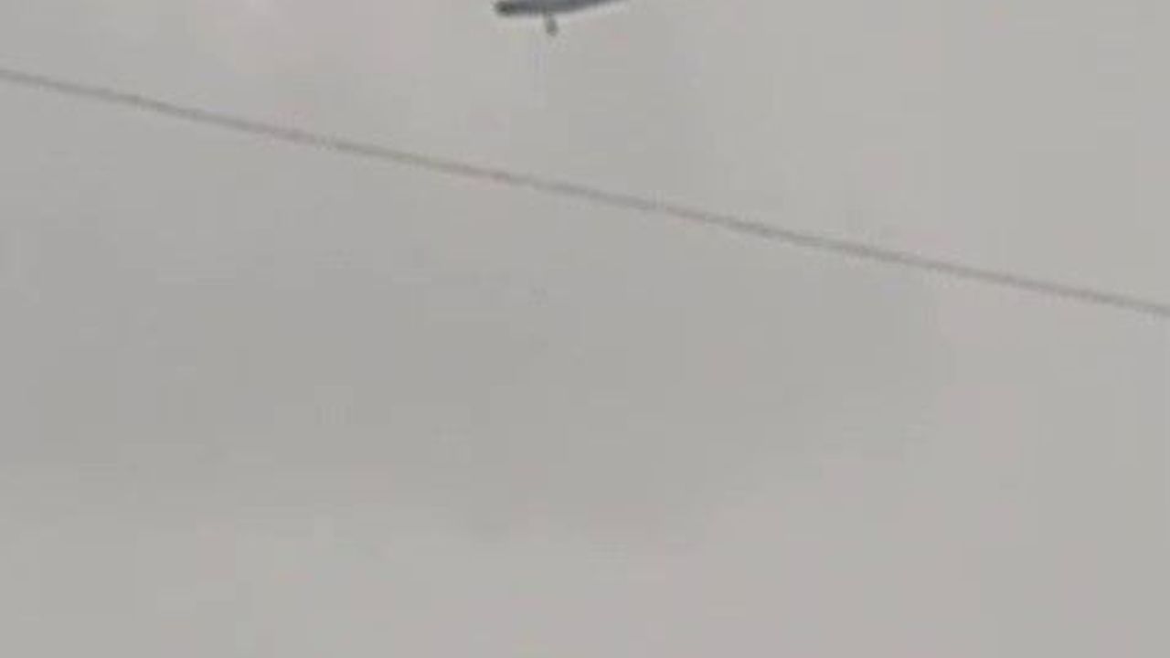 Askeri helikopter dolu ve yağmura yakalandı