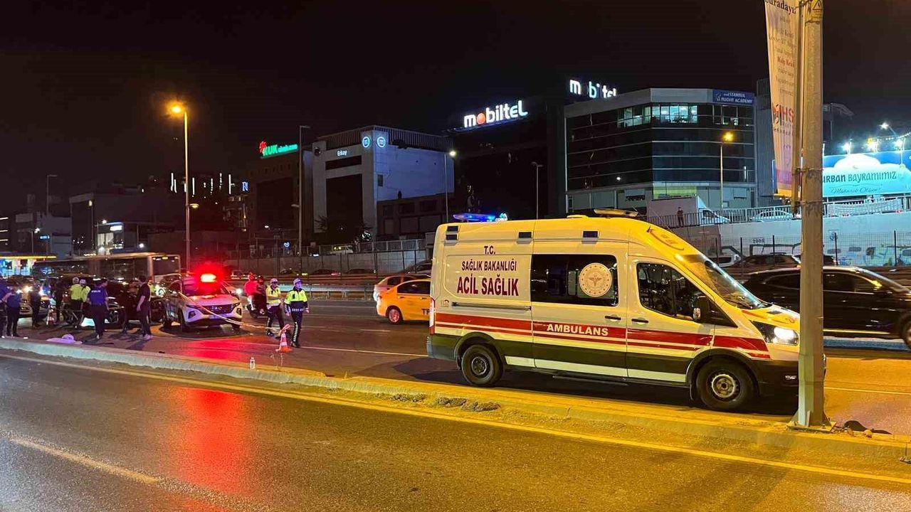 Bakırköy E5'te kontrolden çıkan motosiklet direğe çarptı: : 