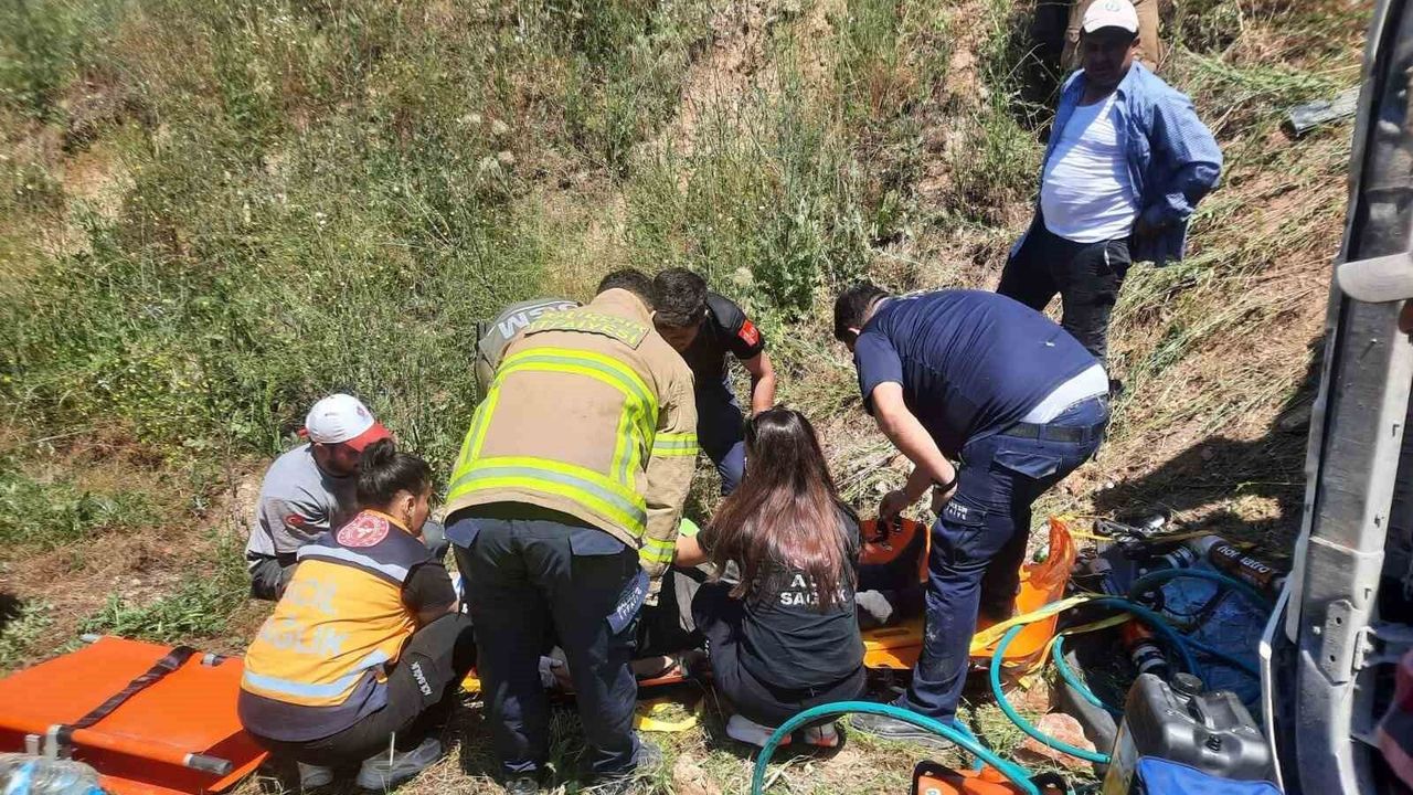 Balıkesir'de kamyon kazasında sürücü itfaiye ekiplerince kur