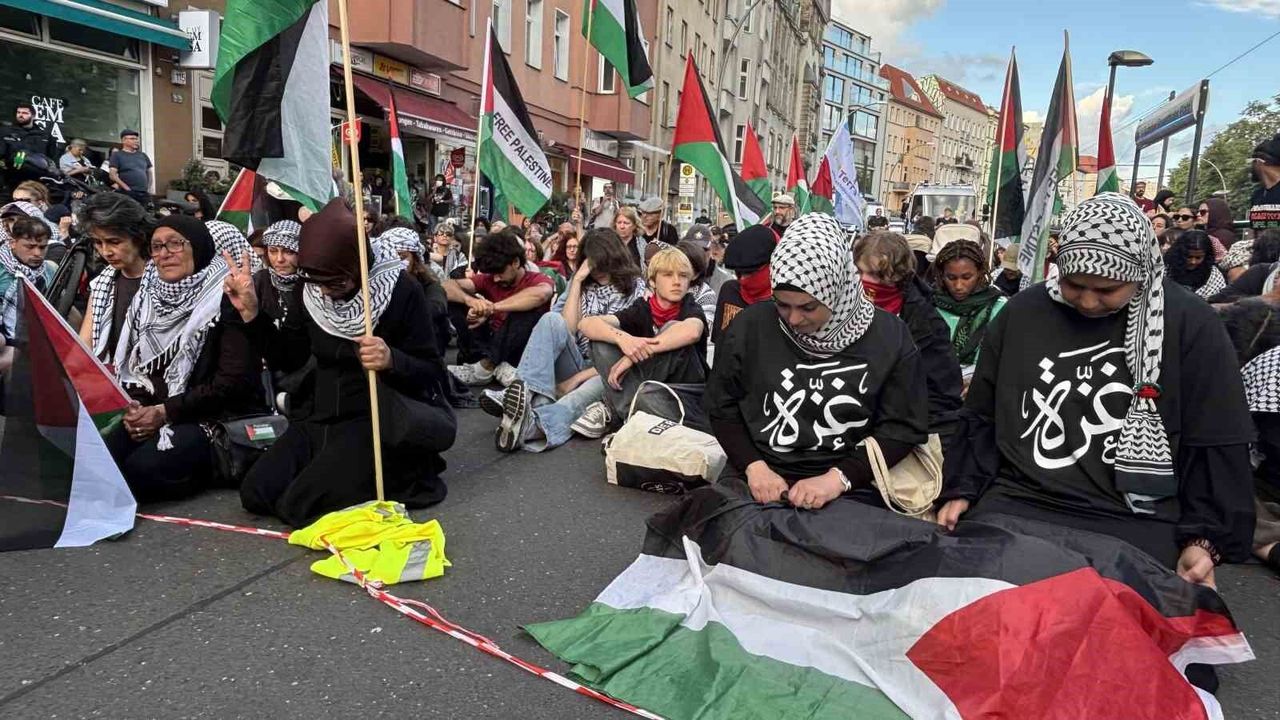 Berlin'deki Filistin gösterisinde polisten sert müdahale