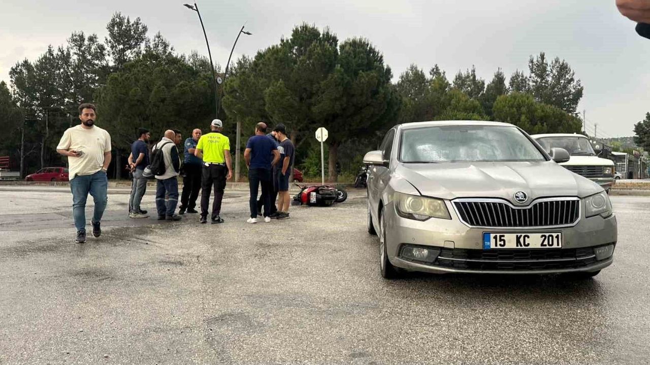 Burdur'da motosiklet ile otomobil çarpıştı: 1 yaralı