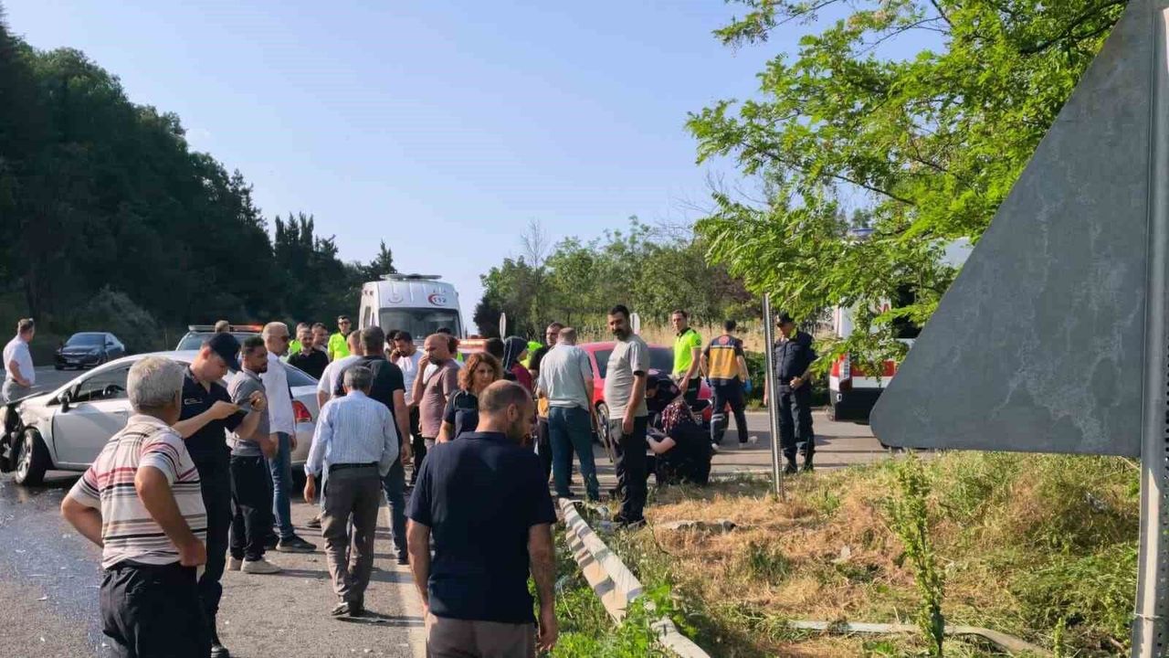 Bursa'da iki otomobil çarpıştı: 6 yaralı