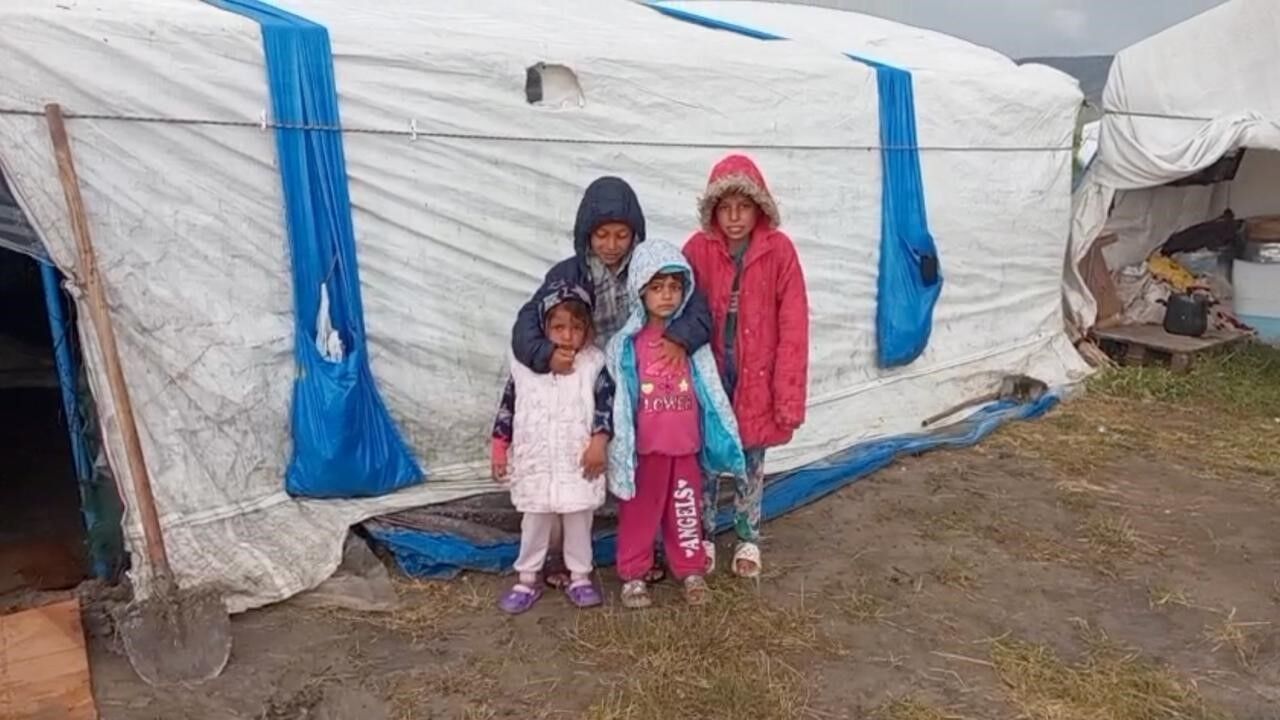 Çadırlarını su basan mevsimlik işçiler yardım bekliyor