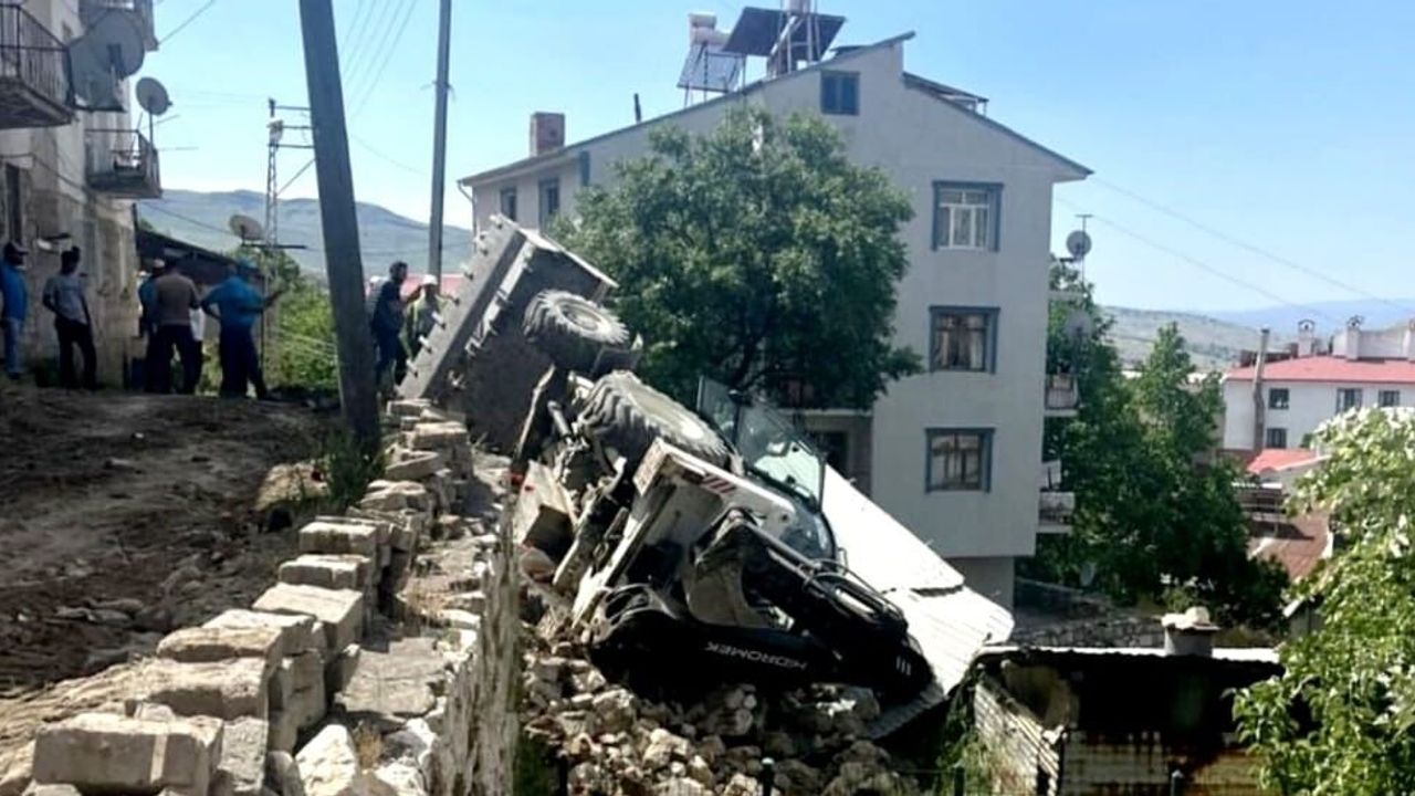 Çemişgezek'te iş makinesi devrildi