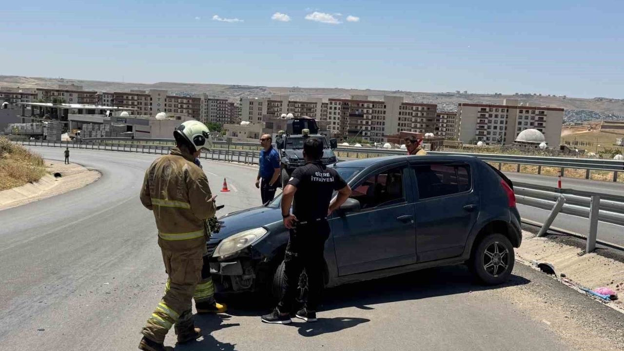 Cizre'de otomobil bariyerlere çarptı: 1 yaralı