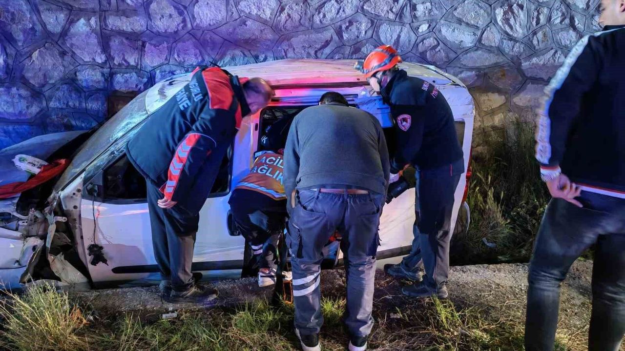 Çorum'da hafif ticari araç istinat duvarından yan 